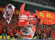 ng南宫体育_现场观众热情高涨，为球队加油助威